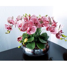 Arranjo com 4 orquídeas rosas de slicone + folhagens e vaso de vidro cromado prata - 1
