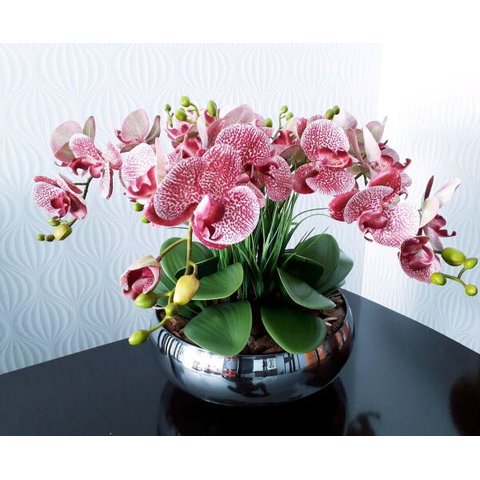 Arranjo com 4 orquídeas rosas de slicone + folhagens e vaso de vidro cromado prata