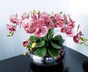 Ver imagem 1 de Arranjo com 4 orquídeas rosas de slicone + folhagens e vaso de vidro cromado prata