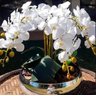 Arranjo Artificial de 5 Orquídeas de Silicone branca com vaso de vidro Cromado Prata - 1