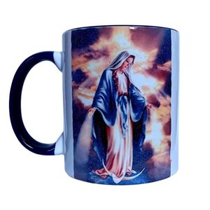 CANECA DE CERÂMICA BRANCA RESINADA COM INTERIOR E ALÇA AZUL ESCURO (NOSSA SENHORA)