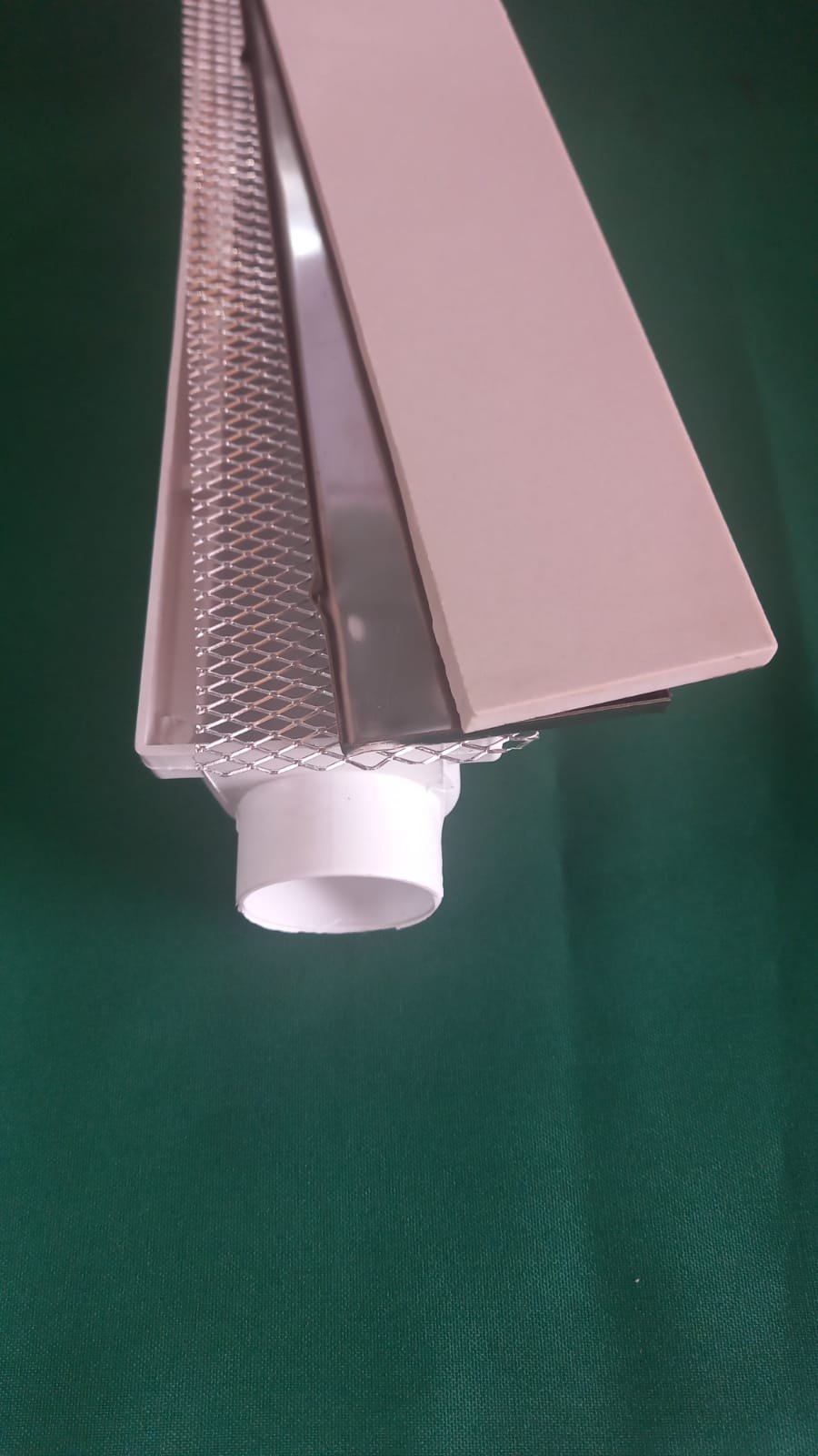 Ralo Linear Invisível 6x50 modelo Cola Piso Porcelanato com Tela Anti Insetos e Coletor Branco - Fic - 2