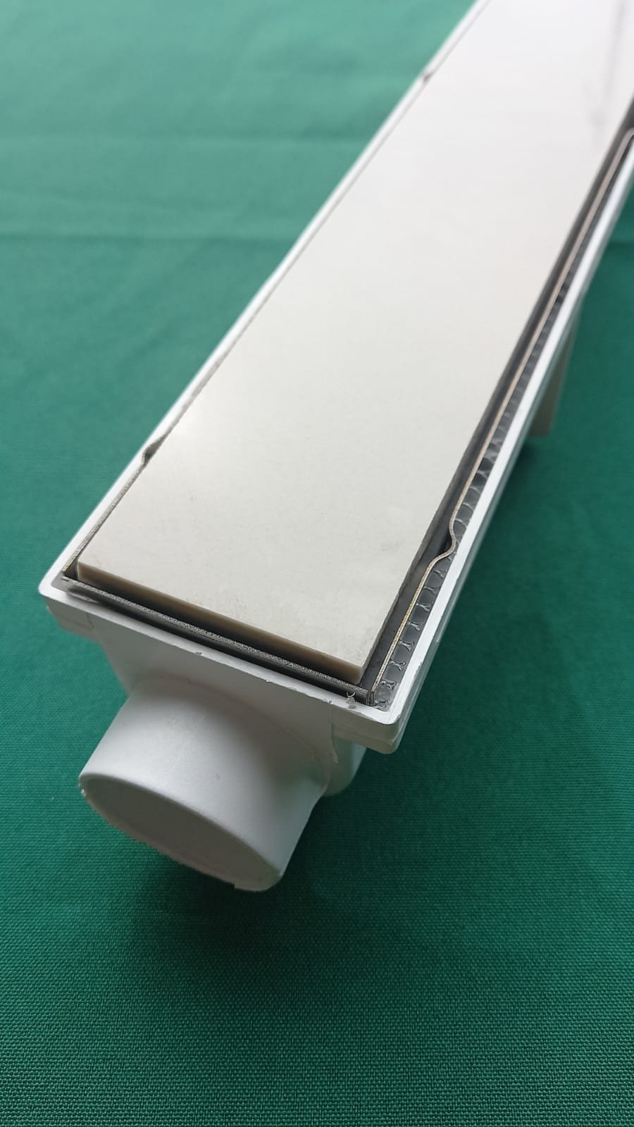 Ralo Linear Invisível 6x50 modelo Cola Piso Porcelanato com Tela Anti Insetos e Coletor Branco - Fic - 3