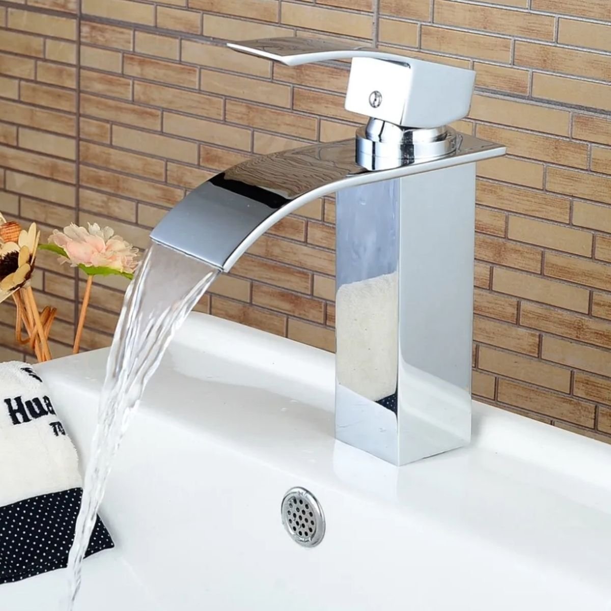 Torneira Banheiro Lavabo Bancada Monocomando C/ Misturador Água Quente e Fria Cromada Quadrado Casca - 1