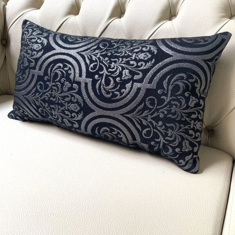 Almofada Retangular Luxo Arabesco Preto e Prata 50x28cm