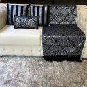 Ver mais imagens de Kit Manta Arabesco, 2 Capas de Almofada e 1 Almofada Retangular Luxo Preto e Prata 45cmx45cm