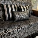 Ver imagem 3 de Kit Manta Arabesco, 2 Capas de Almofada e 1 Almofada Retangular Luxo Preto e Prata 45cmx45cm