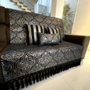 Ver imagem 4 de Kit Manta Arabesco, 2 Capas de Almofada e 1 Almofada Retangular Luxo Preto e Prata 45cmx45cm