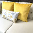 Ver imagem 5 de Kit 3 Almofadas Composê Veludo Amarelo Liso e Floral Cinza