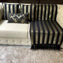 Ver imagem 2 de Kit Manta Listrado, 2 Capas de Almofada e 1 Almofada Retangular Luxo Preto e Dourado 45cmx45cm