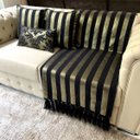 Ver imagem 1 de Kit Manta Listrado, 2 Capas de Almofada e 1 Almofada Retangular Luxo Preto e Dourado 45cmx45cm