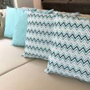 Ver imagem 2 de Kit 4 Capas de Almofadas Chevron e Liso Verde Água Impermeável 45x45cm