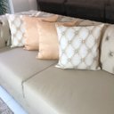 Ver imagem 2 de Kit 4 Capas de Almofadas Composê Capitonê Bege e Dourado Liso 45cmx45cm