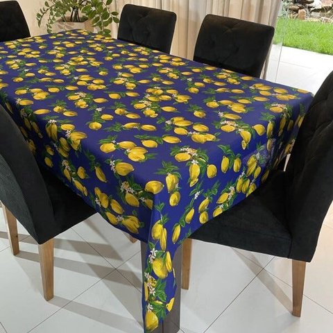 Toalha de Mesa Retangular Gorgurinho Limão Siciliano Fundo Azul Royal - 2,20M x 1,50M Largura