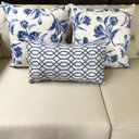 Ver imagem 4 de Kit 3 Almofadas Composê Floral e Geométrico Azul Sued Premium