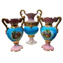 Ver imagem 2 de Jogo de 3 Ânforas em Porcelana Ilustradas Rosa com Azul 35x23x12cm e 28x19x10cm