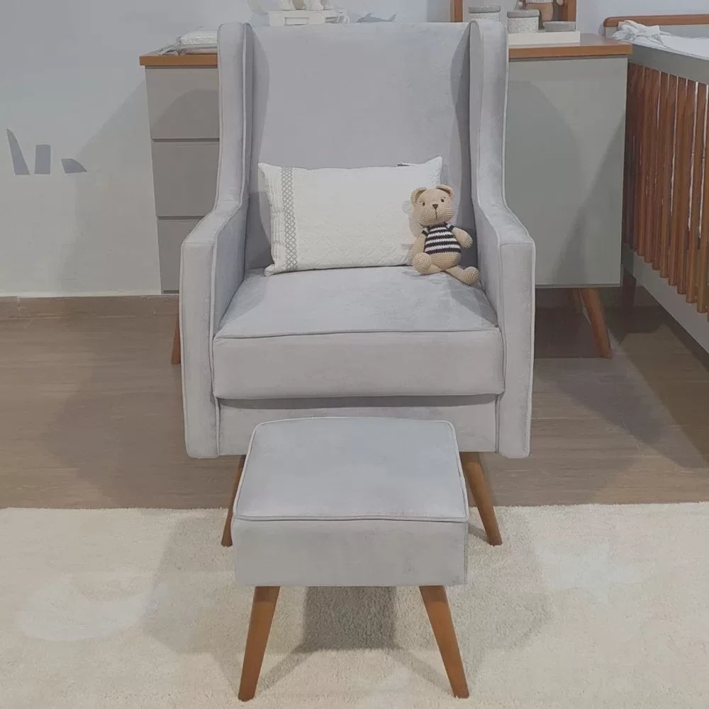 Poltrona Amamentação Aquila com Puff Quadrado Pés Madeira Linho Cinza Claro - 1