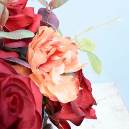 Arranjo de Flores Artificiais Rosas Vermelhas e Peônias no Vaso de Vidro - 7 Arranjo de Flores Artificiais Rosas Vermelhas e Peônias no Vaso de Vidro - 7