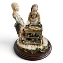 Ver imagem 1 de Escultura Decorativa em Porcelana a Menina e o Sapateiro 28X26X26cm