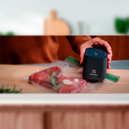 Bomba a vácuo com 2 potes herméticos de 1L sem BPA ELECTROLUX - 4 Bomba a vácuo com 2 potes herméticos de 1L sem BPA ELECTROLUX - 4