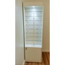 Ver mais imagens de Prateleira Expositora Anita Slim com Armário - Design Funcional e Elegante