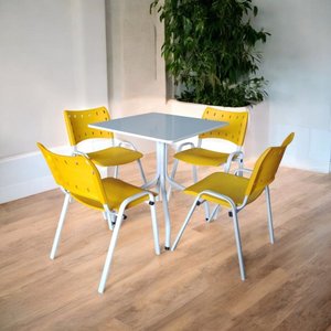 Jogo Mesa Quadrada 70x70 para Restaurante Comércio com 4 Cadeiras Iso Amarela Base Branca