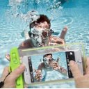 Ver imagem 1 de Capa Bolsa para Celular a Prova D´água Impermeável Universal até 6.5 Pol