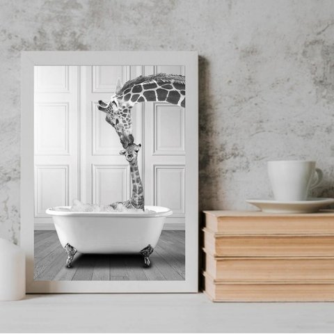 Quadro para Banheiro - Girafas na Banheira 24x18cm - com Vidro:madeira Preta