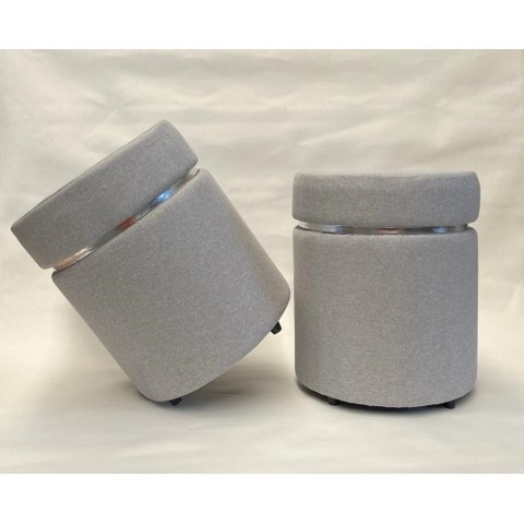 Kit 2 Puffs Redondo Estofado com Aro Metálico, Tecido Linho Cinza Claro, Design Moderno