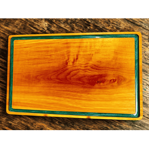 Tábua de Carne Goiabão com Detalhe em Resina Epóxi Verde