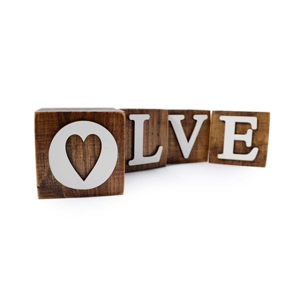 Palavra love em madeira com coração vazado 6x6x6 cm - 2
