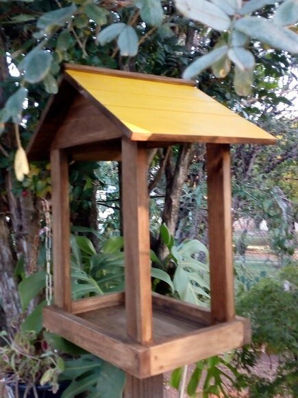 Casinha Comedouro Alta Para Pássaros em Madeira Rústica telhado Amarelo - 1