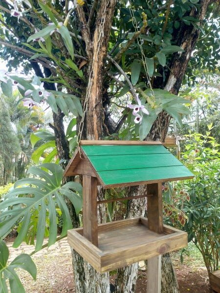 Casinha Comedouro Pequena Para Pássaros em Madeira Rústica telhado Verde com gancho e corrente - 3