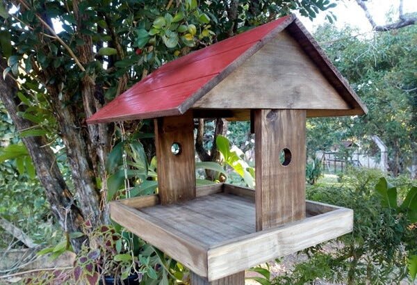Casinha Comedouro Para Pássaros em Madeira Rústica telhado vermelho - 4