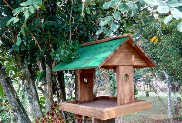 Casinha Comedouro Para Pássaros em Madeira Rústica telhado verde - 4