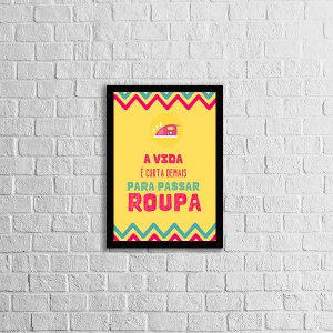 Quadro A Vida é Curta Demais Para Passar Roupa 24x18cm - com vidro:Madeira preta