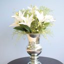 Ver imagem 2 de Arranjo de Lírios Branco e Flores do Campo Artificial no Vaso Prateado | Linha Permanente
