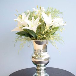 Arranjo de Lírios Branco e Flores do Campo Artificial no Vaso Prateado | Linha Permanente - 2