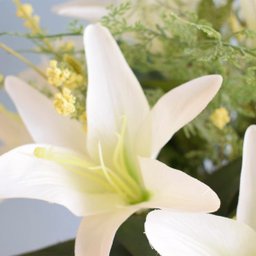 Arranjo de Lírios Branco e Flores do Campo Artificial no Vaso Prateado | Linha Permanente - 5