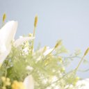 Ver imagem 3 de Arranjo de Lírios Branco e Flores do Campo Artificial no Vaso Prateado | Linha Permanente