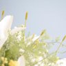 Arranjo de Lírios Branco e Flores do Campo Artificial no Vaso Prateado | Linha Permanente - 3