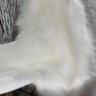 Manta Xale de Pelúcia Pelo Alto Branco Para Sofá/Cadeira Decoração Youtubers 1,00x80cm - 3