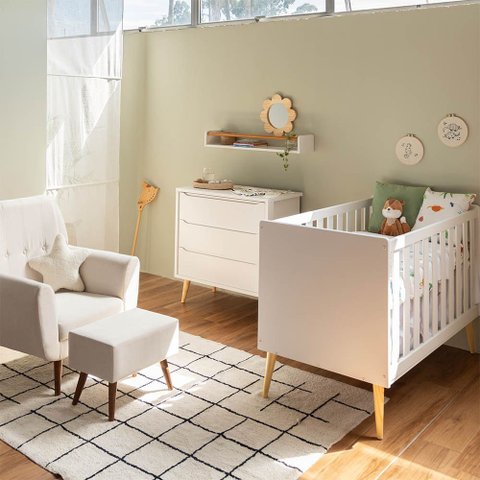 Kit Quarto Theo com Pés Retrô Natural - Berço + Cômoda 3 Gavetas + Poltrona de Amamentação Lola com 