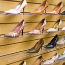 Ver imagem 2 de 40 Expositores de Calçados Adultos para Painel Canaletado Sapatos Tênis Lojas