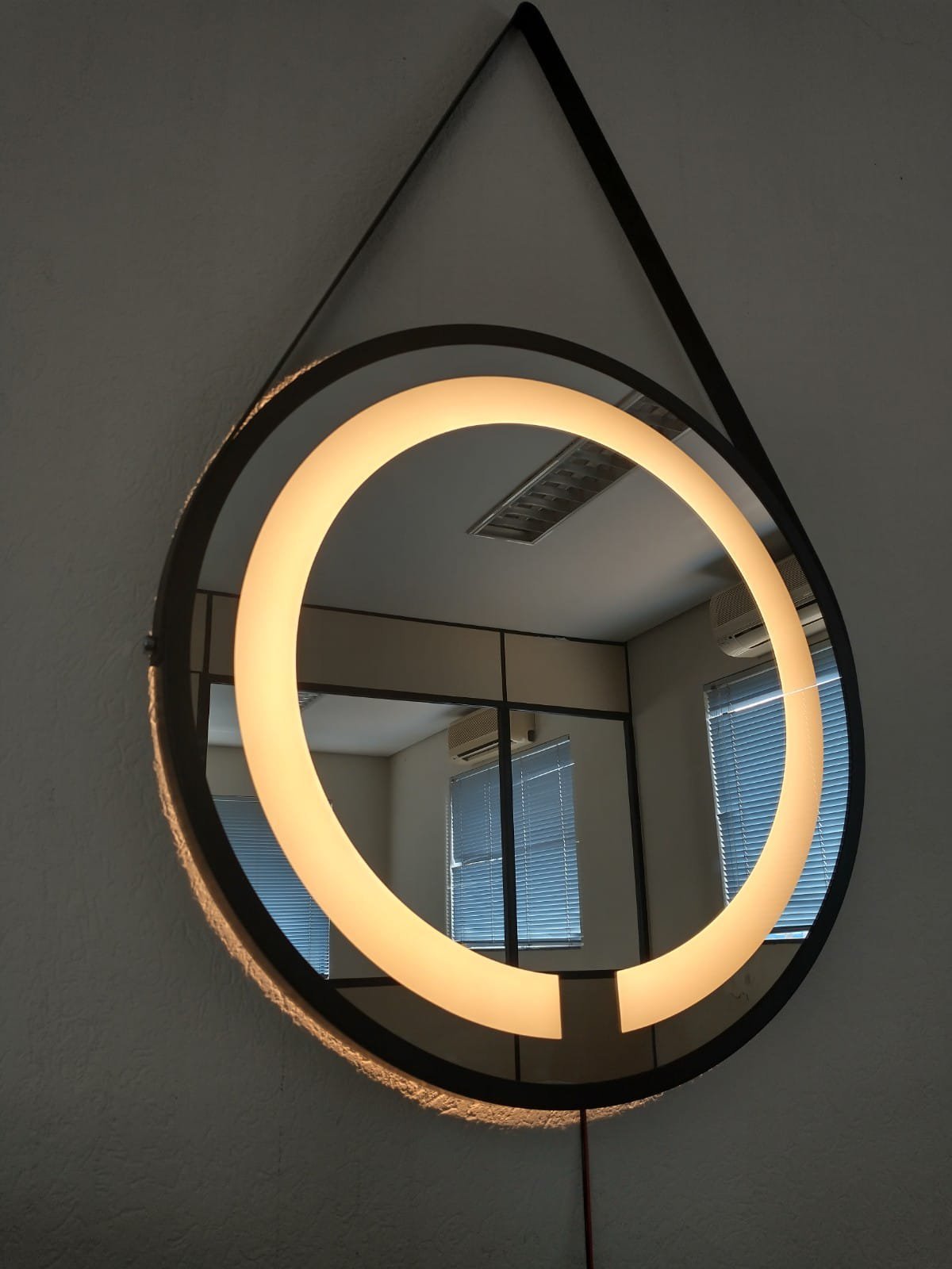 Espelho LED Quente Adnet 60cm Preto Alça Preto