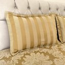 Ver mais imagens de kit Cama Queen Cobre Leito, 2 Porta Travesseiros, 2 Almofadas Retangulares e Peseira Dourado