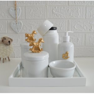 Kit Higiene Porcelana Bebê Bandeja Térmica Potes Algodão Cuidados Banho K010 Cavalo Dourado