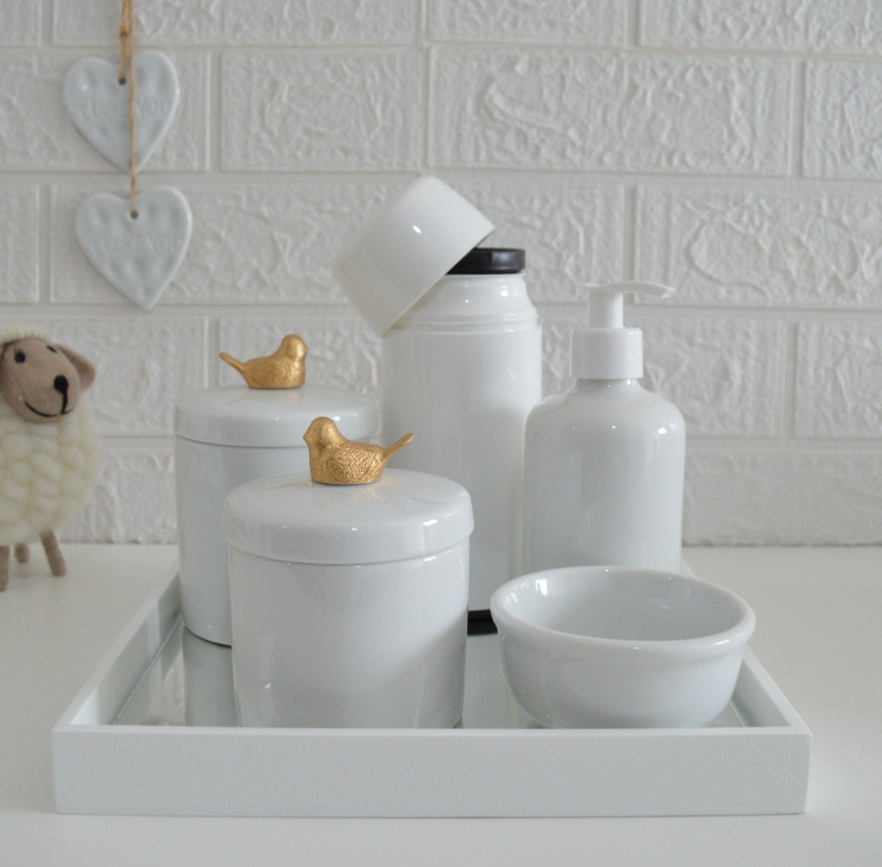 Kit Higiene Potes Porcelana + Bandeja Espelhada + Termica 250ml Apliques em Resina Pássaro Dourado.