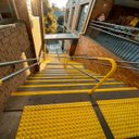 Ver imagem 2 de Fita Antiderrapante 5 Metros Sinalizaçao Escada Chao Piso Demarcaçao Degraus Evita Acidentes Seguran