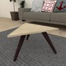 Mesa de Centro triangular em mdf amadeirado claro com 3 pés inclinados em madeira maciça cor - 1